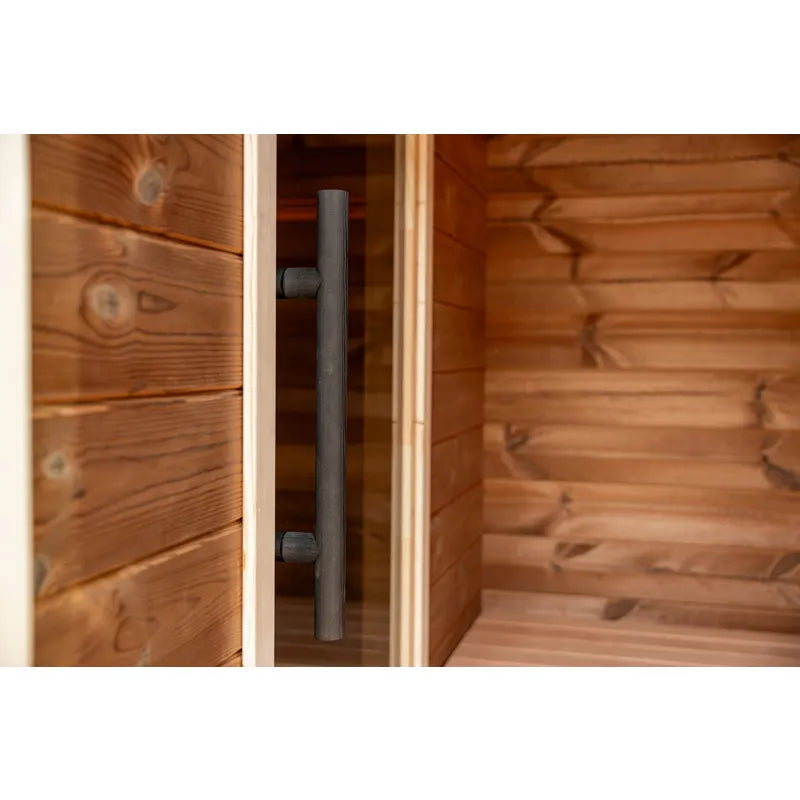 Leil Patio M Gartensauna – Türgriff aus dunklem Holz mit Saunainnenraum aus Holzverkleidung