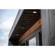 Leil Patio M Gartensauna von Leil Saunas mit dunklem Dach, Holzbalken und eingebauter LED-Beleuchtung