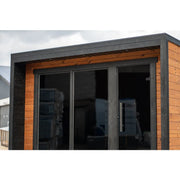 Leil Patio M Gartensauna 5 Personen mit Holzverkleidung, großem Fensterfront und anthrazitgrauem Dach im Garten