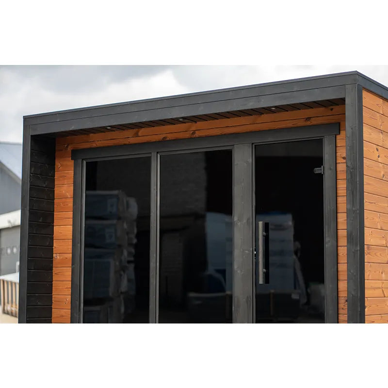 Leil Patio M Gartensauna 5 Personen mit Holzverkleidung, großem Fensterfront und anthrazitgrauem Dach im Garten