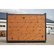 Leil Patio M Gartensauna 5 Personen 7,9 m² mit Holzfassade und schwarzem Rahmen in Gartenumgebung