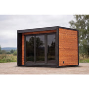 Leil Patio M Gartensauna 5 Personen 7,9 m² mit Holzverkleidung und großen Glastüren im Garten