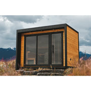 Leil Patio M Gartensauna 5 Personen 7,9 m² mit Holzverkleidung und großzügigen Glasfenstern in Berglandschaft