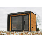 Leil Patio M Gartensauna 5 Personen 7,9 m² mit Holzverkleidung und großen Glasfenstern im Garten