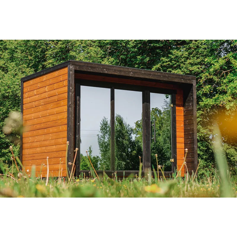 Leil Patio M Gartensauna 5 Personen mit großflächigen Spiegelfenstern im grünen Garten
