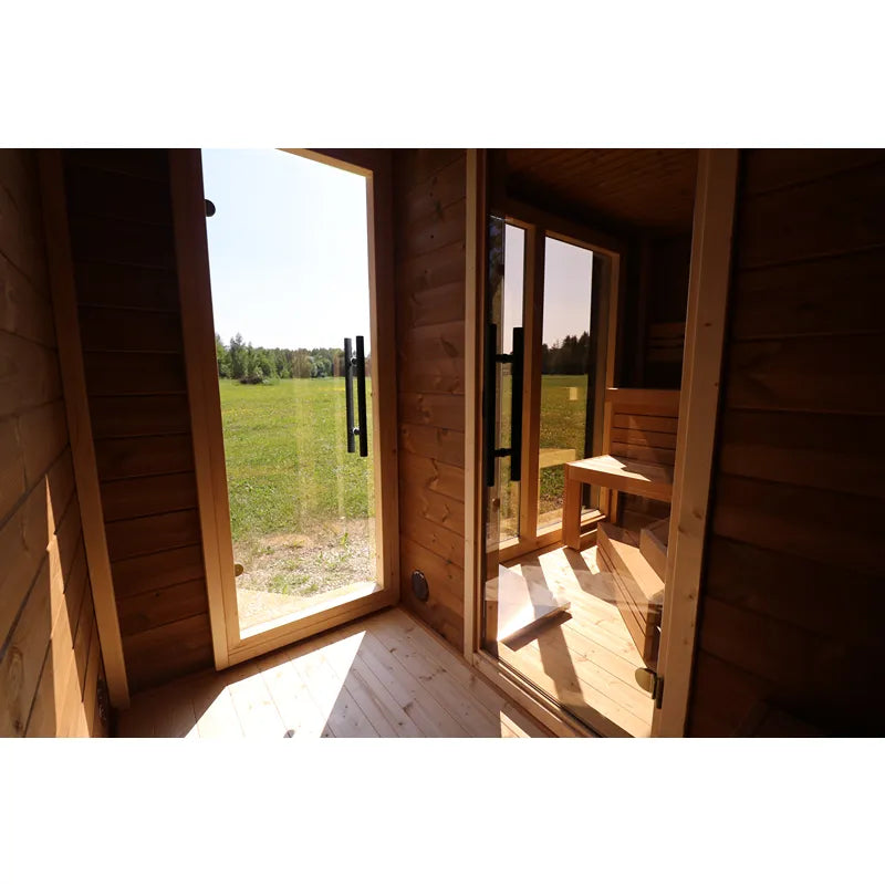 Leil Patio M Gartensauna 5 Personen 7,9 m² von Leil Saunas mit offenen Glastüren, Holzinnenraum und Blick ins grüne Gartengelände