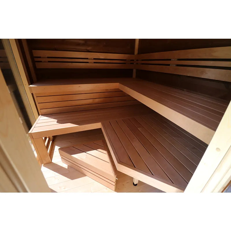 Leil Patio M Gartensauna Innenraum mit Holzbänken und Liegen von Leil Saunas