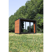 Leil Patio M Gartensauna 5 Personen von Leil Saunas mit orangefarbener Holzfassade und großen Glasfenstern in grüner Gartenlandschaft