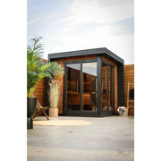 Leil Patio S – Gartensauna 4 Personen 4,0 m² von Leil Saunas mit Holzverkleidung und großen Glasfenstern im modernen Garten