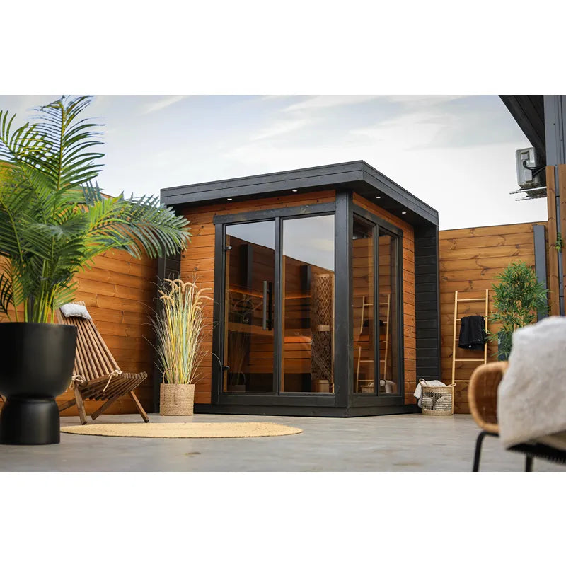 Leil Patio S Gartensauna 4 Personen 4,0 m² von Leil Saunas mit Holzverkleidung und großen Glastüren im modernen Garten