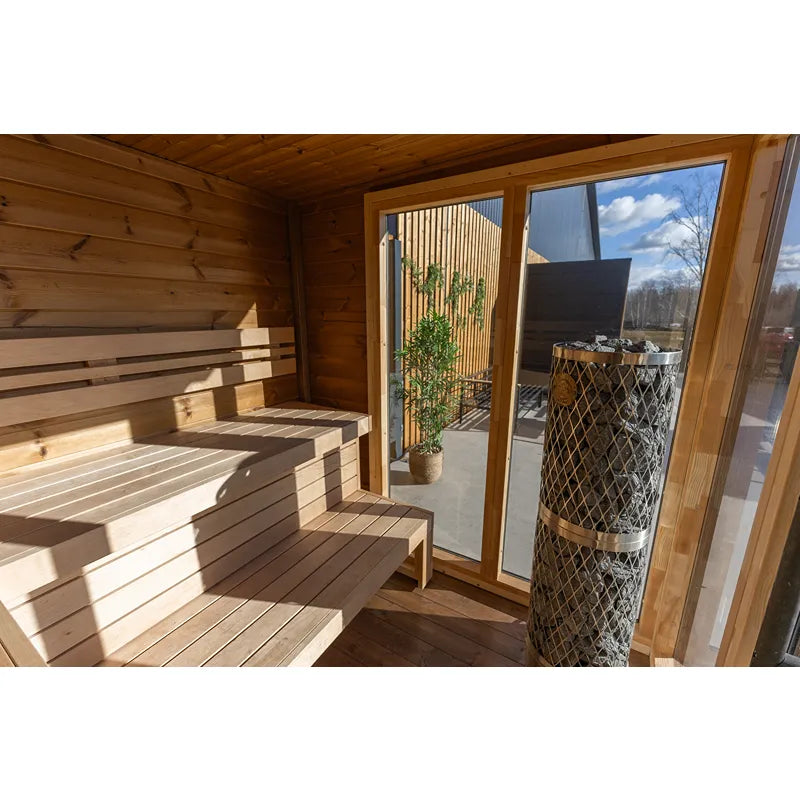 Leil Patio S Gartensauna von Leil Saunas mit Holzbänken, Saunaofen und Glastüren zum Außenbereich