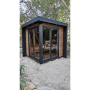 Leil Patio S Gartensauna 4 Personen von Leil Saunas mit schwarzer Verkleidung und Holzakzenten im Garten