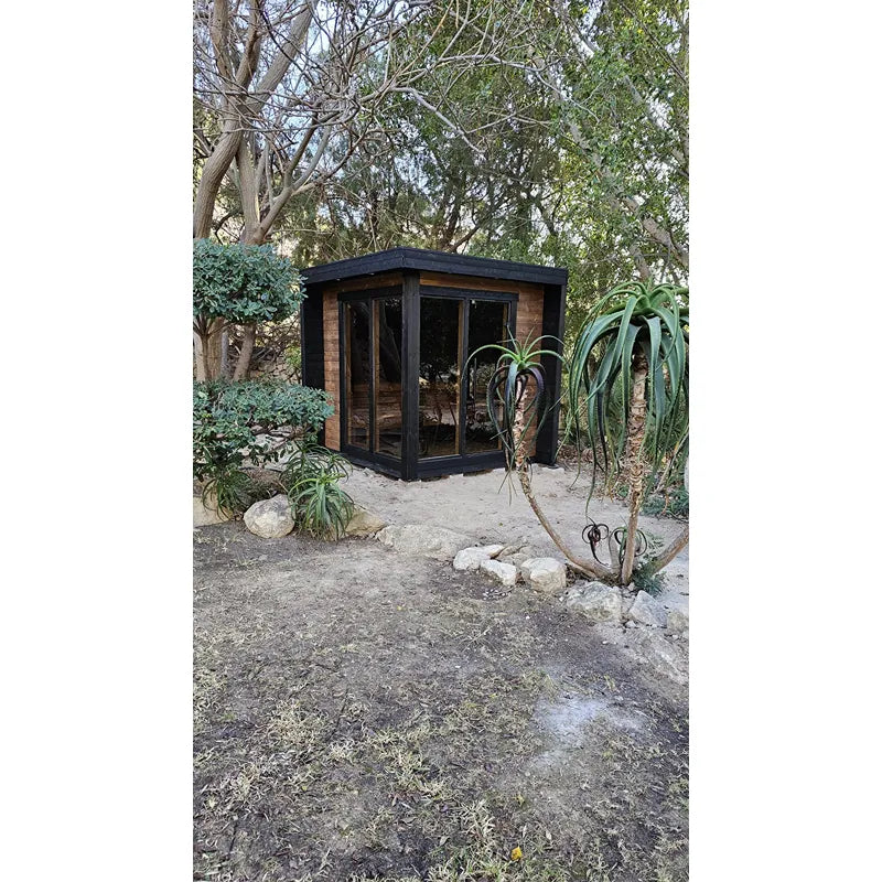 Leil Patio S – Gartensauna 4 Personen 4,0 m² von Leil Saunas mit schwarzem Rahmen und Holzverkleidung im Garten