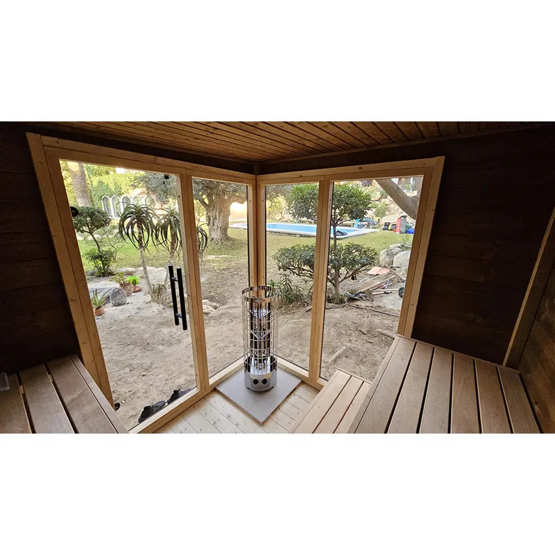 Leil Patio S Gartensauna Innenraum mit Holzbänken, Saunaofen und großen Fenstern zum Garten