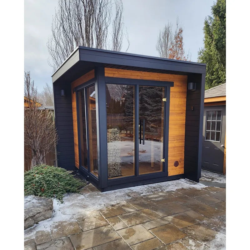 Leil Patio S Gartensauna 4 Personen von Leil Saunas mit schwarzem Rahmen und Holzverkleidung im Garten