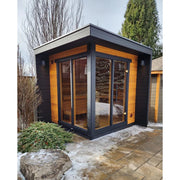 Leil Patio S Gartensauna 4 Personen 4,0 m² von Leil Saunas mit schwarzem Rahmen und Holzverkleidung im Garten