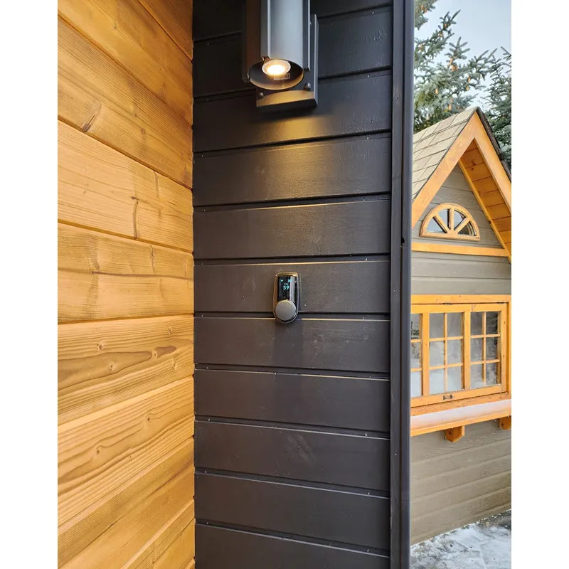 Leil Patio S Gartensauna 4 Personen von Leil Saunas mit schwarzer Tür, Temperaturanzeige und LED-Beleuchtung im Garten
