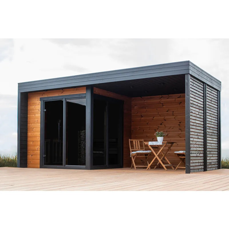 Leil Patio S Plus Gartensauna mit Überdachung von Leil Saunas, moderne Saunakabine mit Holzverkleidung und großen Glastüren auf Terrasse
