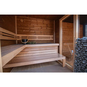 Leil Patio S Plus Gartensauna mit Überdachung – Innenraum mit Holzbänken und Saunaofen