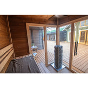 Leil Patio S Plus Gartensauna mit Überdachung, Innenansicht mit Holzbänken und großen Glasfenstern zum Garten