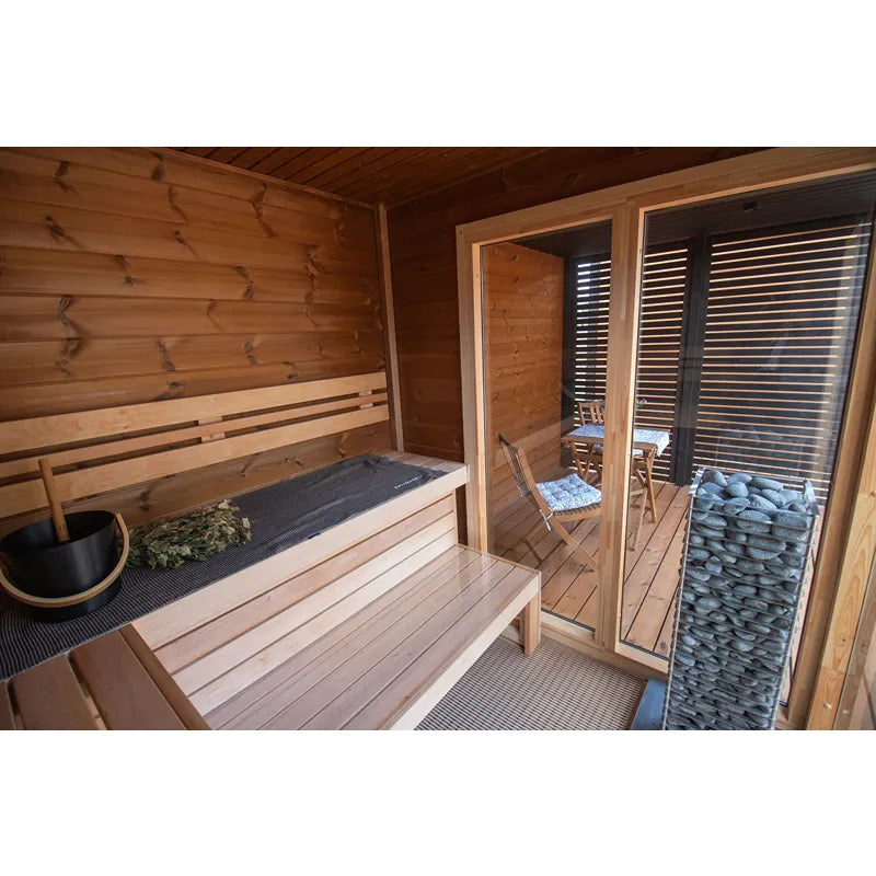 Leil Patio S Plus Gartensauna mit Überdachung Innenraum mit Holzbänken und Glastüren zur Terrasse