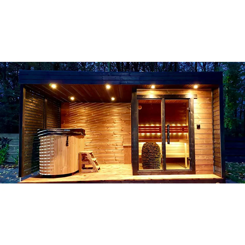 Leil Patio S Plus Gartensauna mit Überdachung bei Nacht, beleuchtet mit Holzinnenraum, Saunaofen und Holzbänken