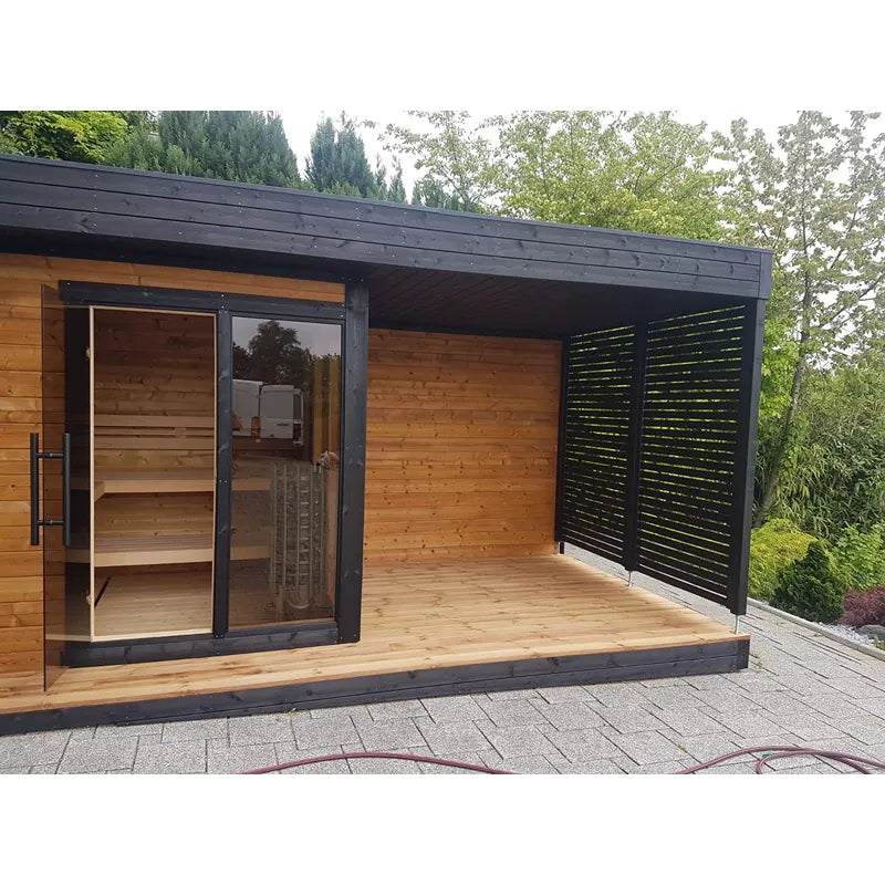Leil Patio S Plus – Gartensauna mit Überdachung von Leil Saunas in Garten mit schwarzem Vordach, Holzterrasse und Sichtschutz