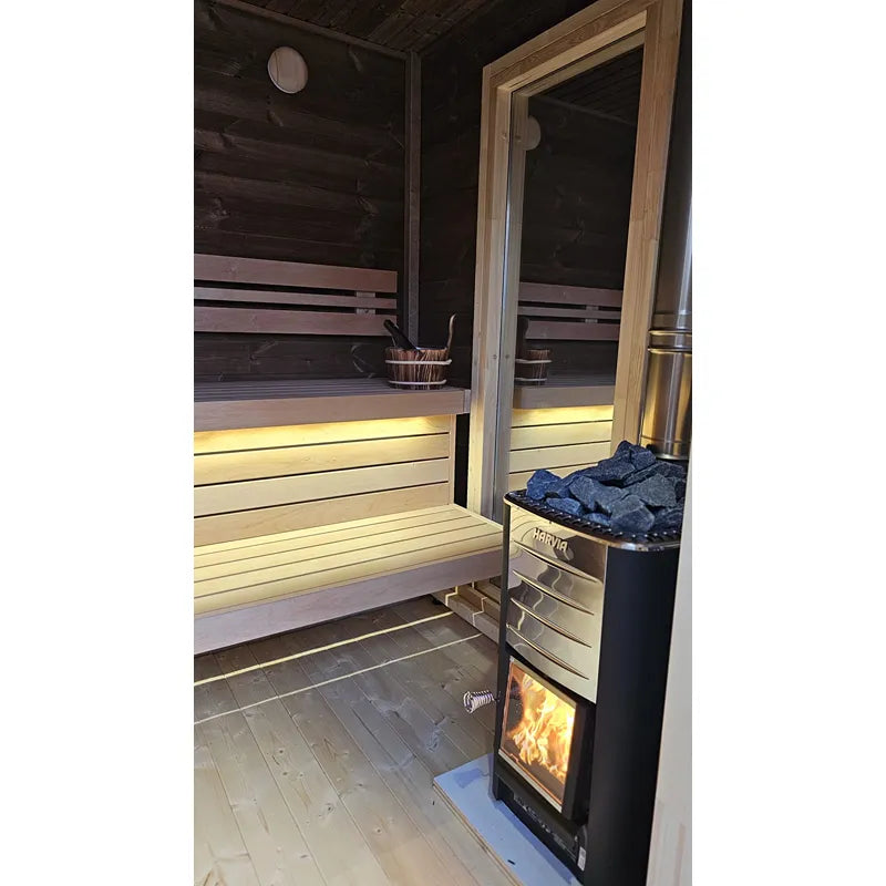Leil Patio S Plus Gartensauna mit Überdachung, Innenraum mit Holzbänken, Ofen und Glastür