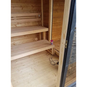 Leil Patio S Plus Gartensauna Innenraum mit Holzbänken und Saunazubehör
