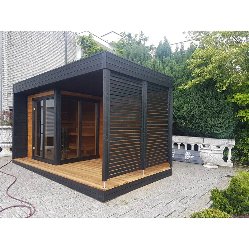 Leil Patio S Plus Gartensauna mit Überdachung, schwarzes Holzgehäuse mit Holzterrasse und Glaseingangstür im Garten