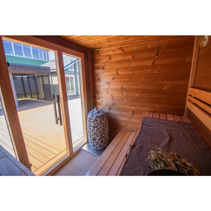 Leil® Patio XS Gartensauna Innenraum mit Holzbänken, Saunaofen und Glastüren zum Außenbereich