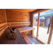 Leil® Patio XS Gartensauna von Leil® Saunas mit Holzbänken, Saunazubehör und Blick auf Gartenterrasse