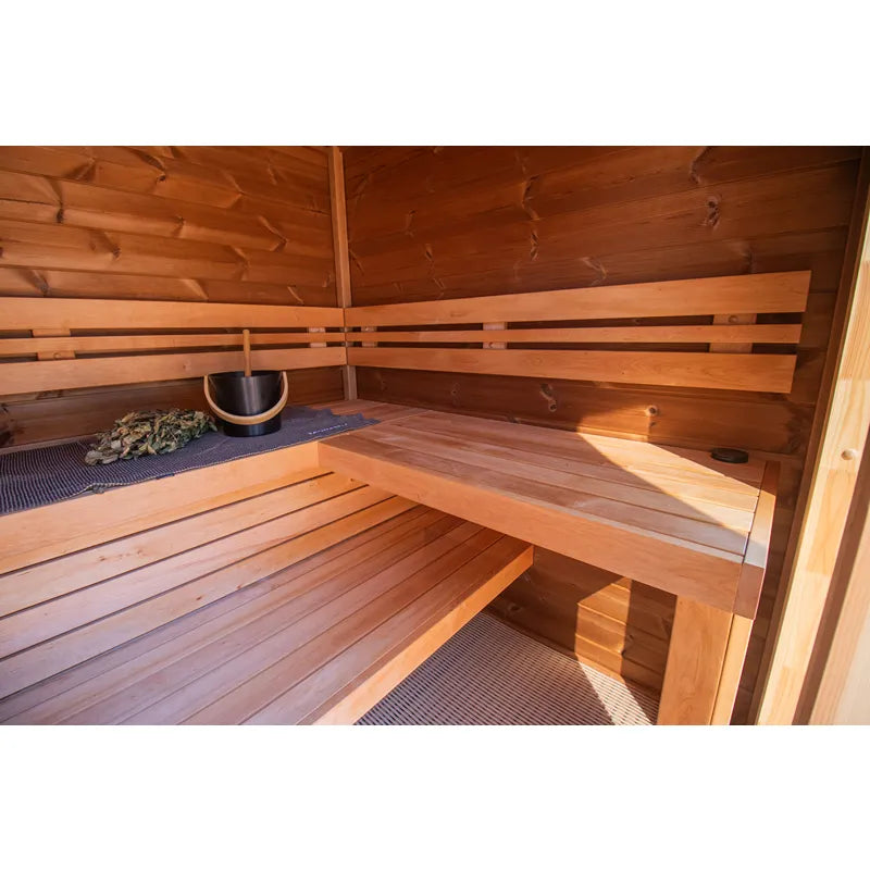 Leil® Patio XS Gartensauna Innenraum mit Holzbänken, Aufgusseimer und Saunazubehör