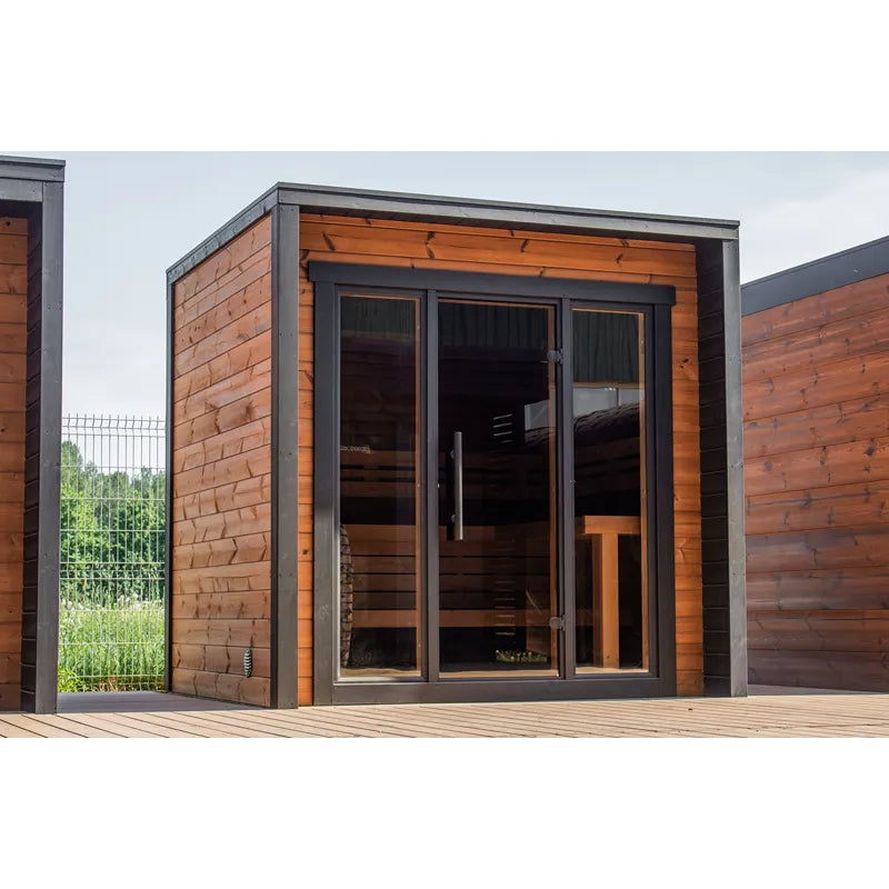 Leil® Patio XS Gartensauna 4 Personen 4,9 m² von Leil® Saunas mit Holzverkleidung und großen Glasfenstern auf Terrasse