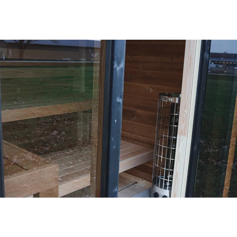 Leil® Patio XS Gartensauna von Leil® Saunas mit offener Tür, Holzinnenraum und Harvia-Saunaofen im Garten