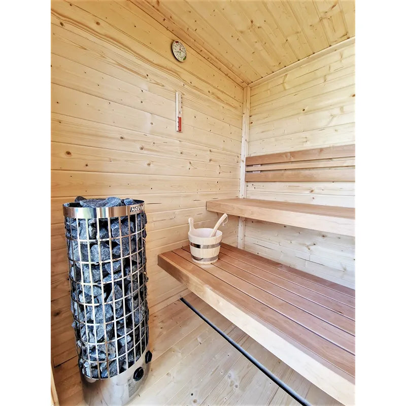 Leil® Patio XS Gartensauna Innenraum mit Holzbänken, Saunaofen und Eimer von Leil® Saunas