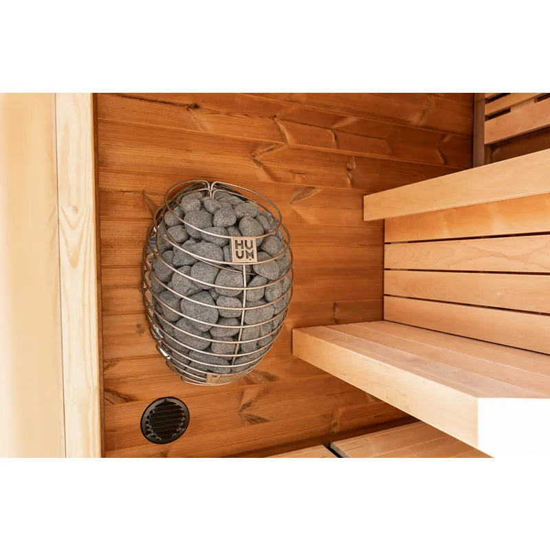 Leil® Patio XXS Gartensauna von Leil® Saunas – Innenraum mit Holzbänken, Saunaofen und Saunasteine