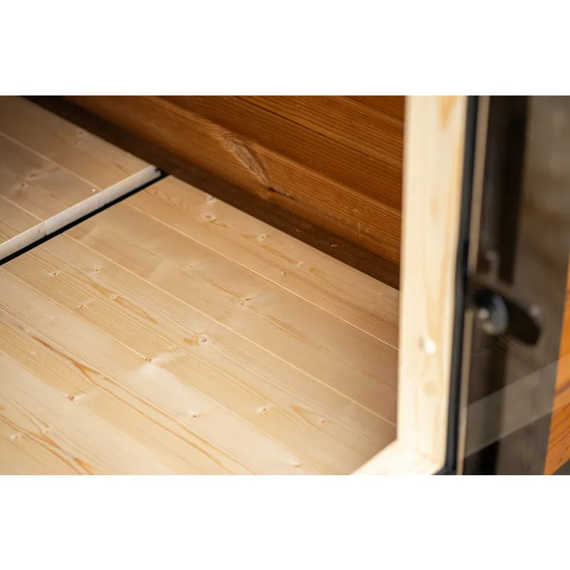 Leil® Patio XXS Gartensauna von Leil® Saunas – Innenraum mit Holzfußboden und Saunabänken