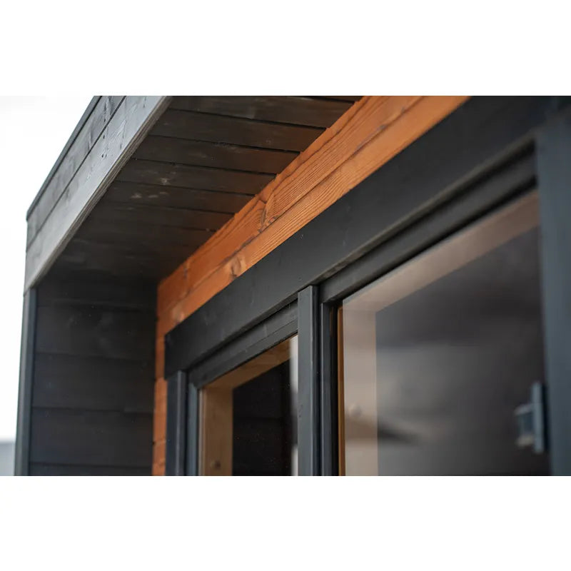 Leil® Patio XXS Gartensauna von Leil® Saunas – Detailaufnahme Eingangsbereich mit Holzrahmen und Glasschiebetür