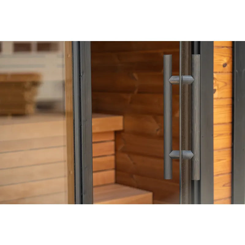 Leil® Patio XXS Gartensauna von Leil® Saunas - Detailansicht der Glastür mit Holzinnenraum und Saunabänken
