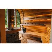 Leil® Round Cube Double Premium Gartensauna Innenraum mit Holzbänken, Ofen und großen Fenstern zum Garten