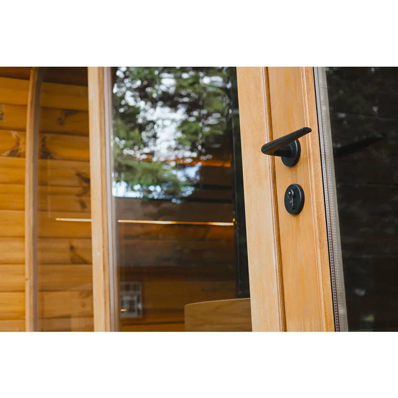 Leil® Round Cube Double Premium Gartensauna mit geöffneter Tür, Holzrahmen und schwarzen Griffen, Gartenblick