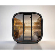 Leil Round Cube Mini – Gartensauna 4 Personen von Leil Saunas mit rundlicher Würfelform, Glastüren und Holzbänken im Innenraum