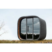 Leil Round Cube Mini Gartensauna 4 Personen von Leil Saunas mit rundlichem Design, Holzverkleidung und großen Glastüren in Gartenlandschaft