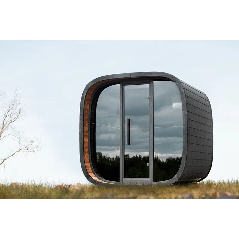Leil Round Cube Mini Gartensauna 4 Personen von Leil Saunas mit rundlichem Design, Holzverkleidung und großen Glastüren in Gartenlandschaft