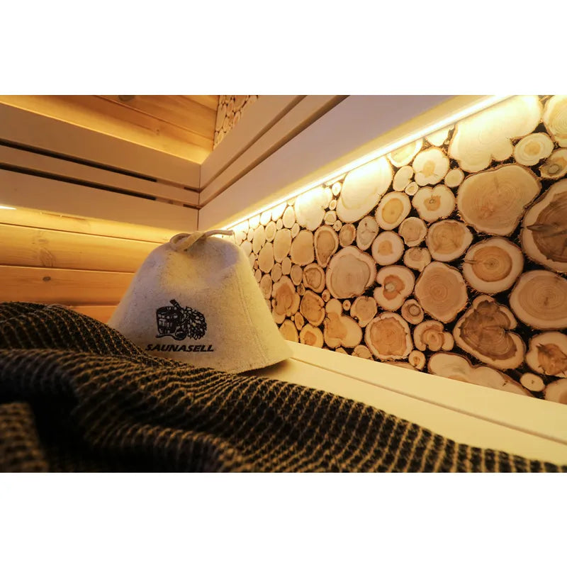 Leil Round Cube Mini Gartensauna Innenraum mit Holzbänken und Holzwand-Dekoration von Leil Saunas