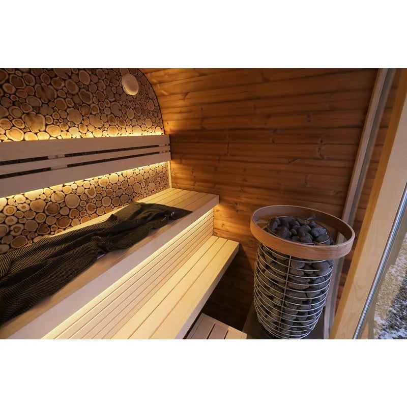 Leil Round Cube Mini Gartensauna Innenraum mit Holzbänken, Saunaofen und dekorativen Holzscheiben-Wandelementen