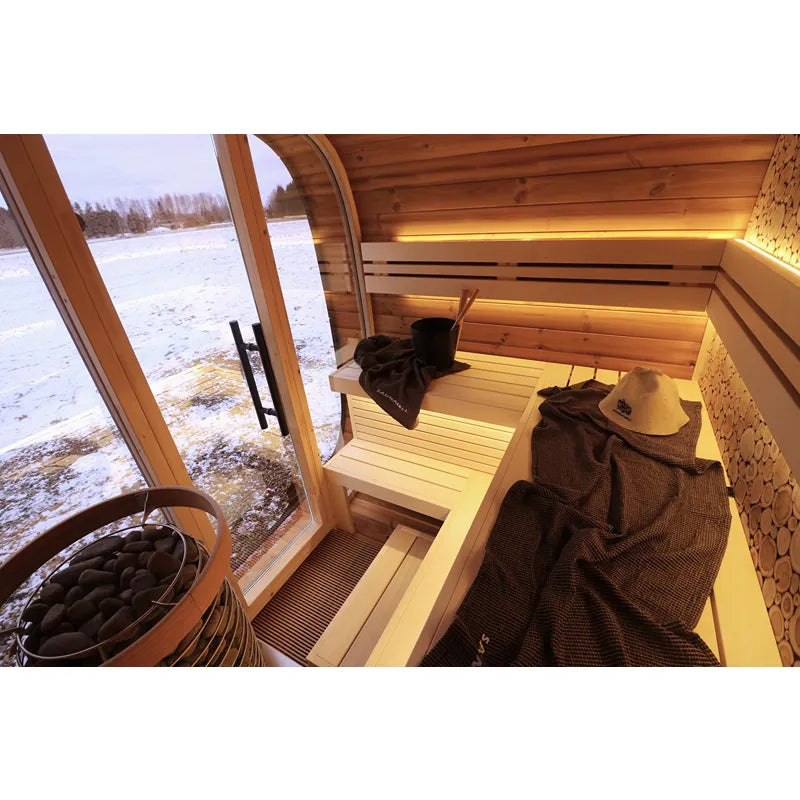 Leil Round Cube Mini – Gartensauna 4 Personen Innenraum mit Holzbänken, Saunaofen und großem Fenster zum verschneiten Garten