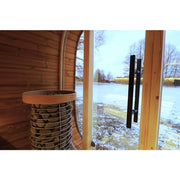 Leil Round Cube Mini – Gartensauna 4 Personen von Leil Saunas mit Saunaofen und Holzverkleidung im winterlichen Gartenumfeld