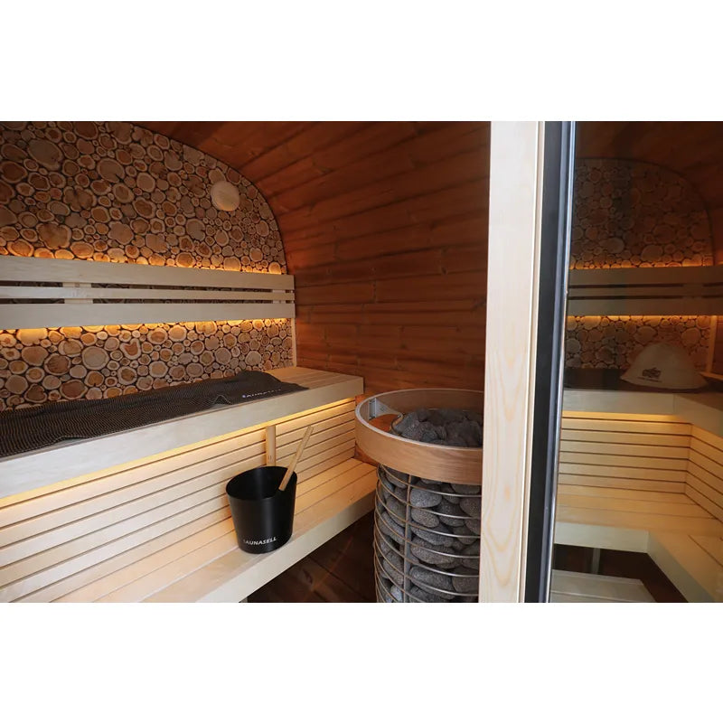 Leil Round Cube Mini Gartensauna Innenraum mit Holzbänken, Saunaofen und Aufgussladle von Leil Saunas